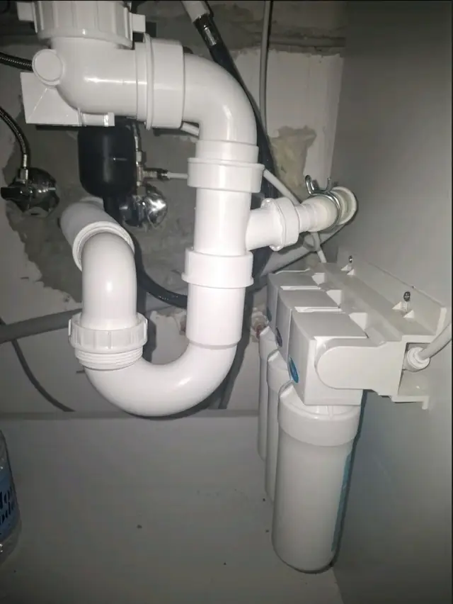 Sifon i filter za vodu ispod sudopere